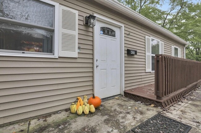 Building Photo - 455 Lakeview Dr