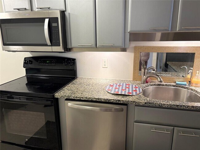 Building Photo - 3700 S Osprey Ave