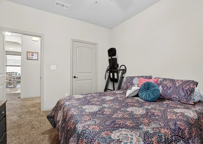 Building Photo - Comfy 3 Bed/2 Bath Midland Home with all appliances, backyard, attached garage, 6 min to grocery ...