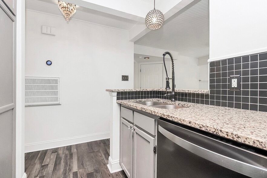 Building Photo - 1109 E Morehead St