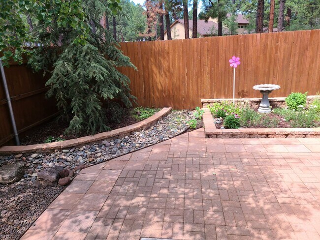 Building Photo - COMING SOON in August! Furnished Townhome in Boulder Pointe with All Utilities included - 3 bedro...