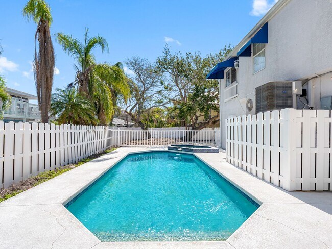 Building Photo - Steps to One of the Finest Beaches – Spaci...
