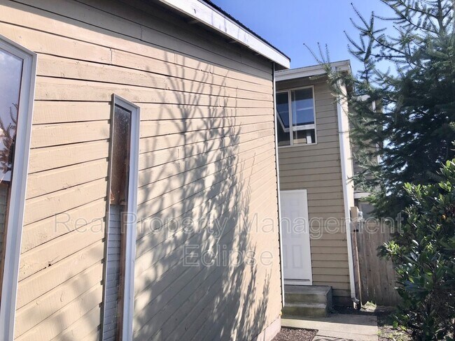 Building Photo - 902 28th St NE