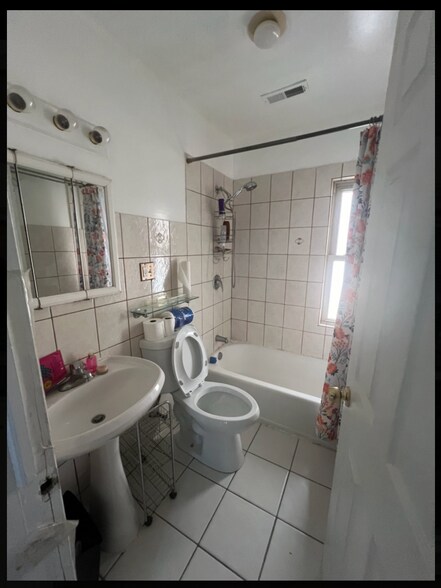 Building Photo - 821 N Hermitage Ave