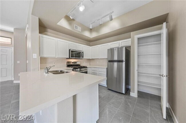 Building Photo - 2305 W Horizon Ridge Pkwy