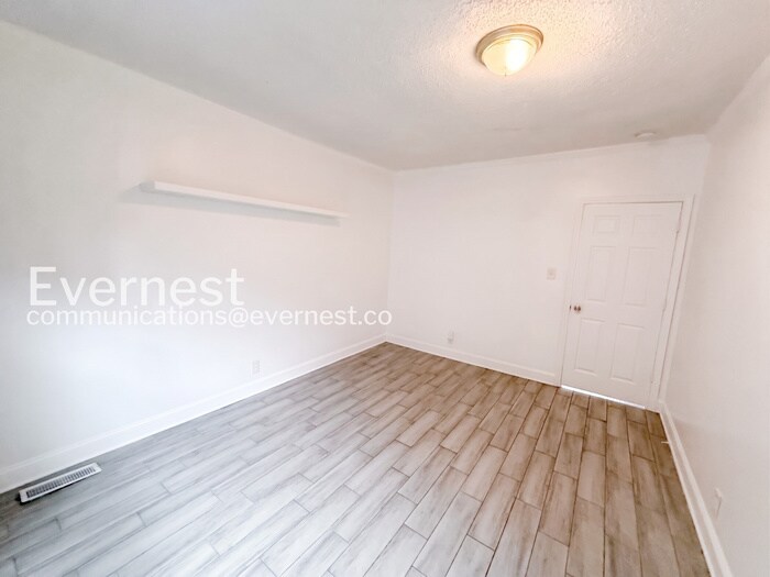 Building Photo - 1402 Avenue E