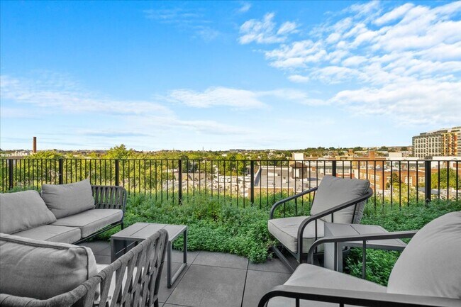 Building Photo - Stunning Penthouse w/ Private Terrace & Pa...