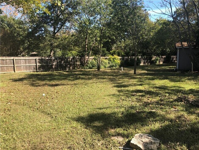 Building Photo - 2203 Tanglevine Dr