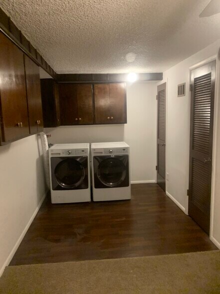 Building Photo - 851 E Newbold Cir