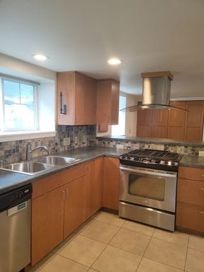 Building Photo - Spacious 2 Bedroom/ 1 bath lower unit in D...