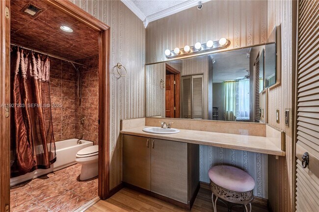 Building Photo - 19601 E Country Club Dr