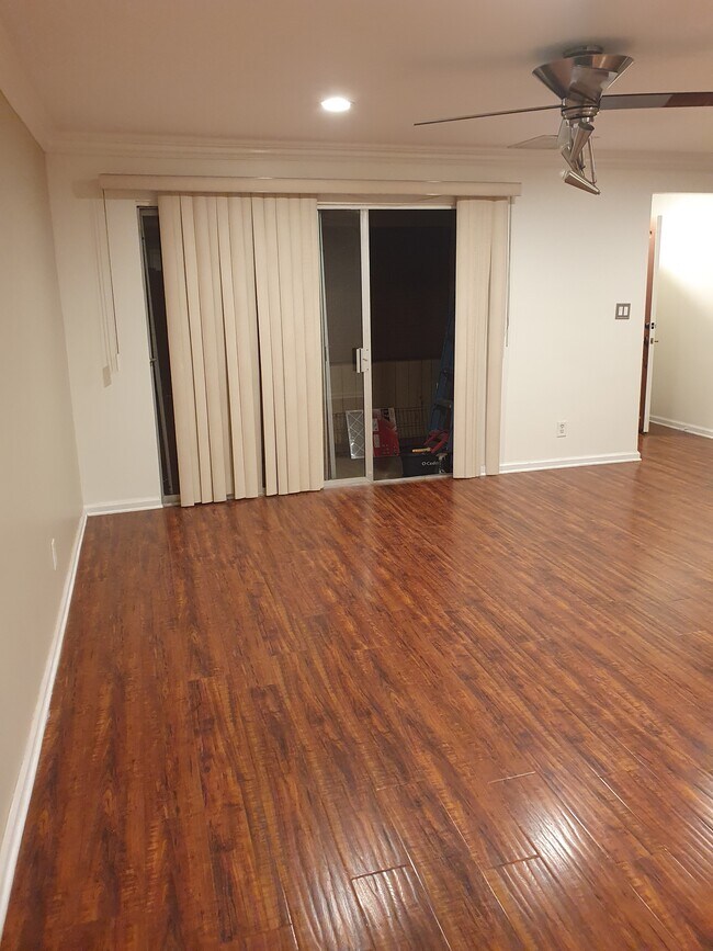 living room - 20202 Cohasset St