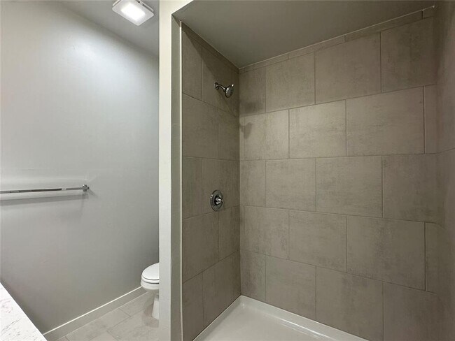 Building Photo - 17030 Oak Dr