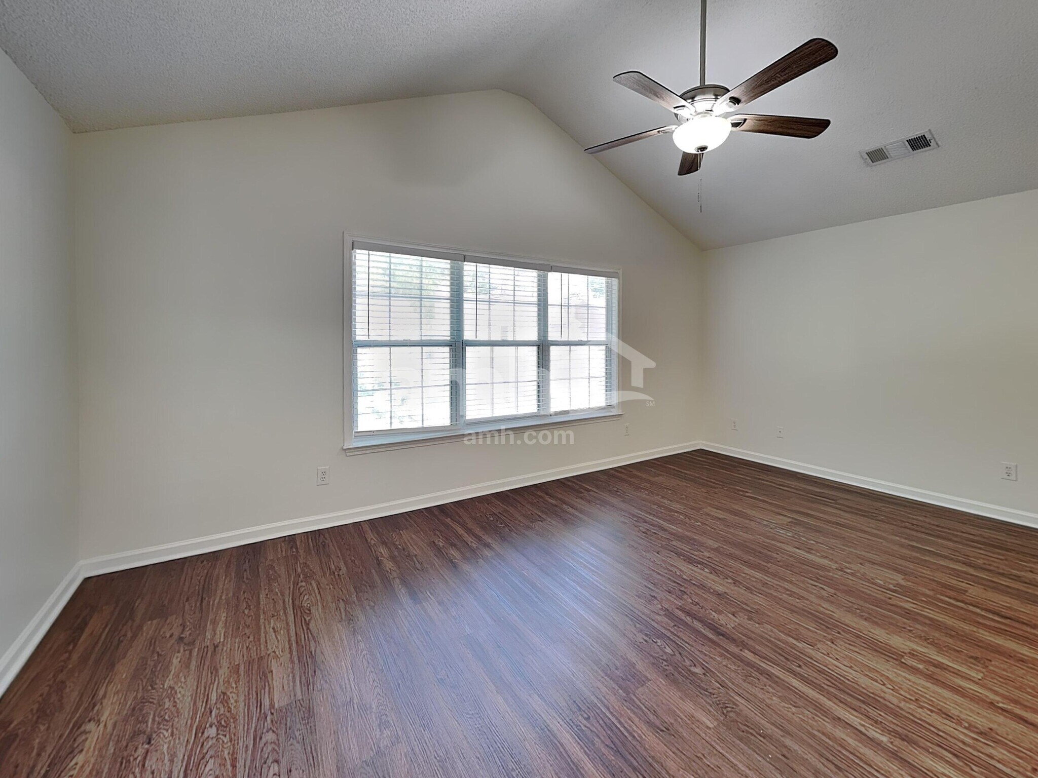 Building Photo - 582 Lullingstone Dr SE