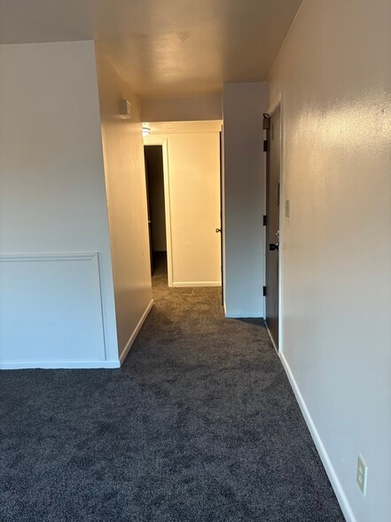 Family Room/Hallway - 42 Vinway Ct
