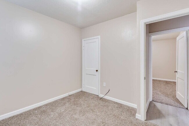 Building Photo - "Charming 2-Bedroom Duplex with Full Bath in Wichita – Cozy 672 Sq Ft Gem at 4910 E Gilbert!"