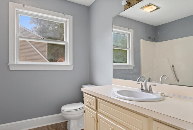 Building Photo - 1301 Roundtree Dr