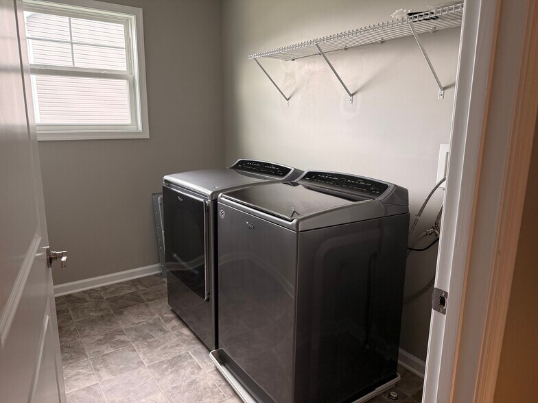 Building Photo - 270 Mabdarin Dr