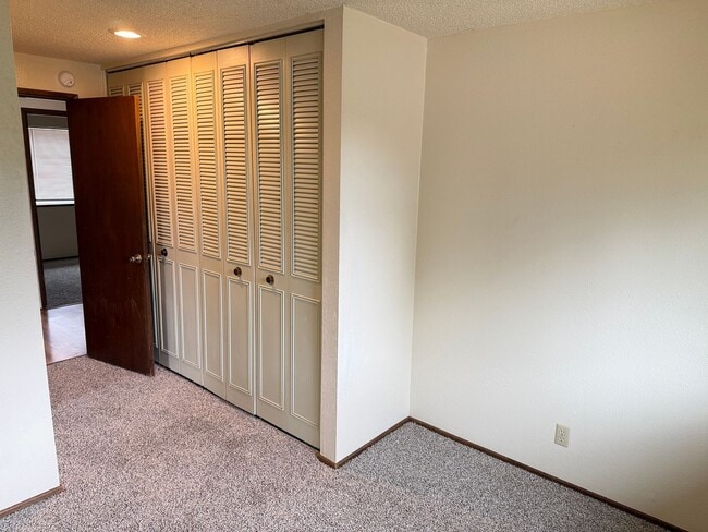 Building Photo - 3 bedroom 2 bath house in a great neighborhood!