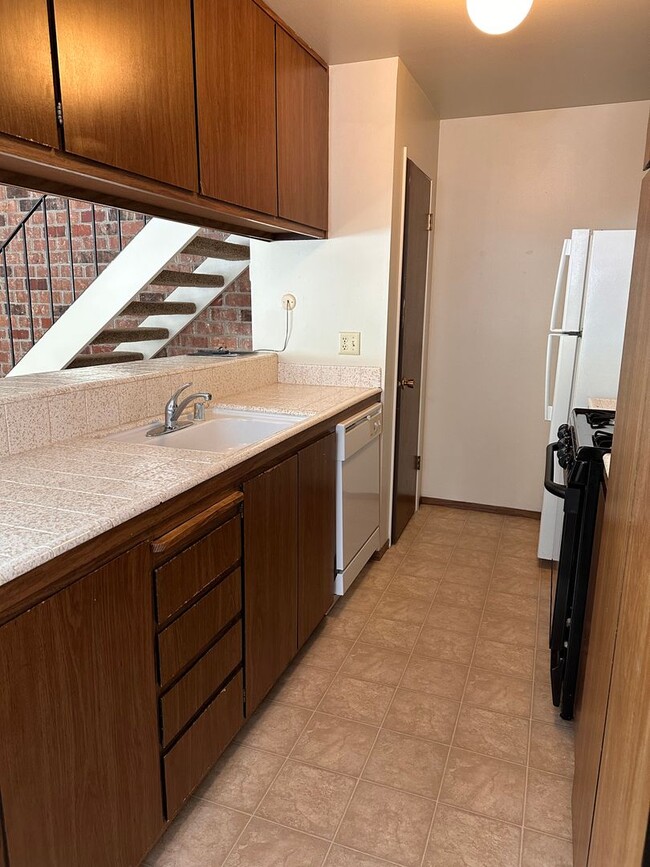 Building Photo - Charming 2-Bedroom Townhome in North Davis...