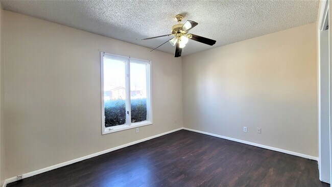 Building Photo - Fabulous home in lovely, convenient neighborhood