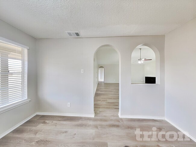 Building Photo - 1142 Shadyglen Cir