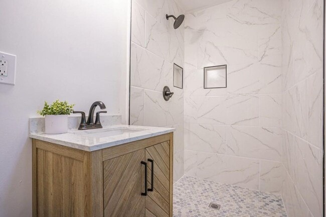 Building Photo - Beautiful Four Bedroom Home minutes from the Airport