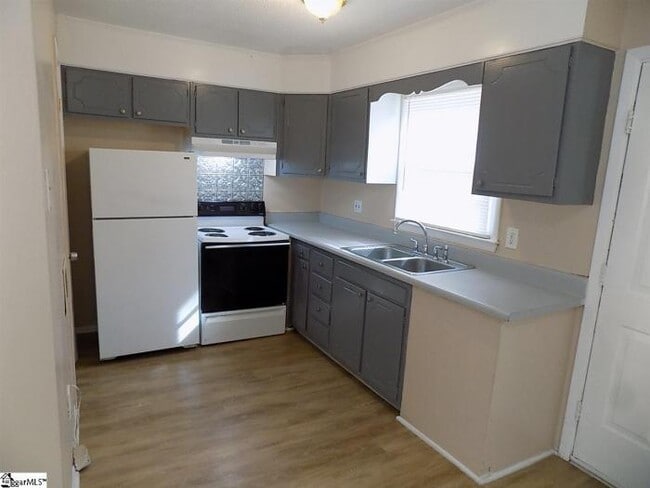 Building Photo - 3 bedroom in Greenville SC 29611