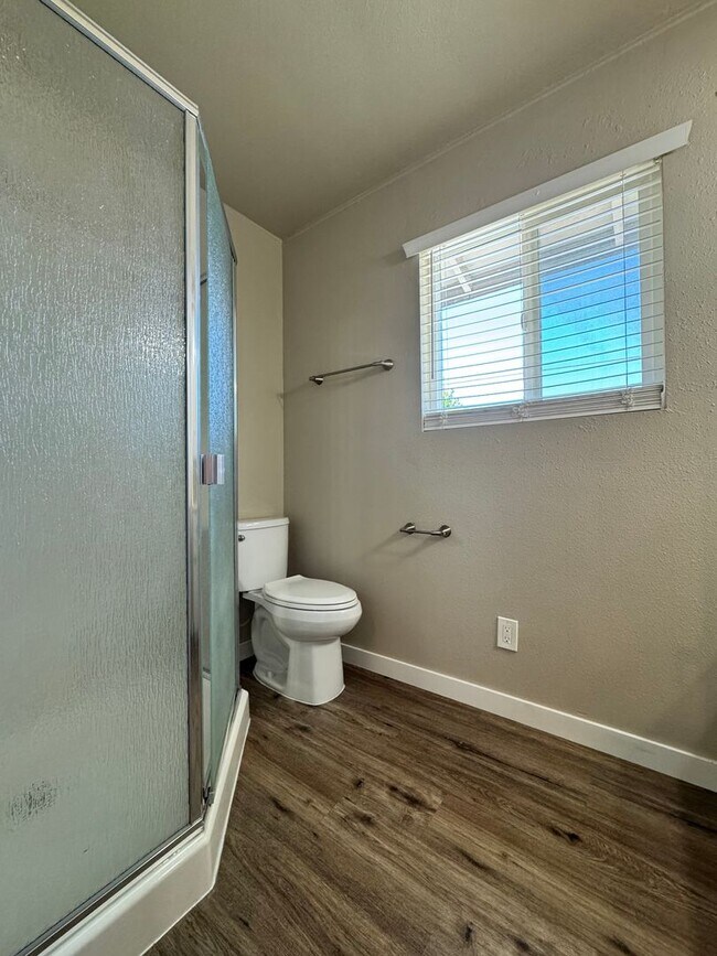 Building Photo - Available Now! 3 Bed/1.5 Bath Close to Downtown Lodi