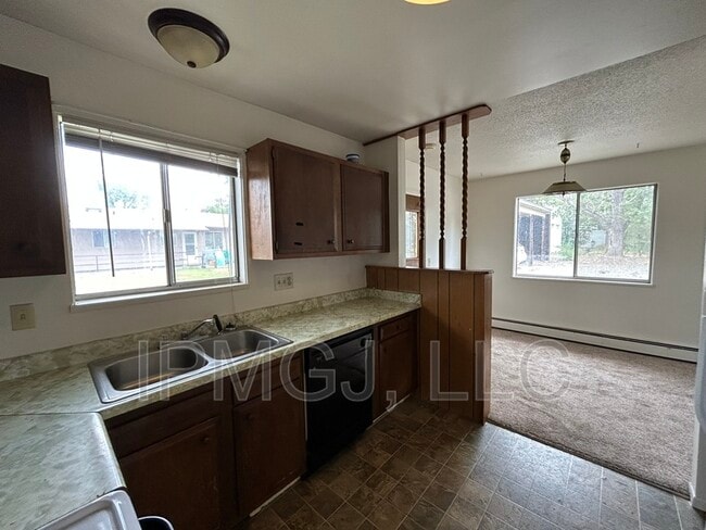 Building Photo - 420 W Kennedy Ave