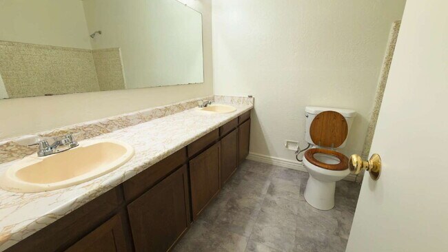 Building Photo - "Spacious 4-Bedroom Oasis in Phoenix with 2 Full Baths - 1,670 Sq Ft of Comfort!"