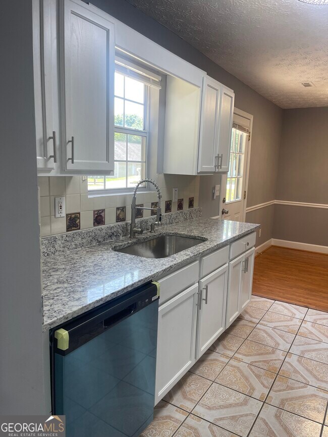 Building Photo - 320 Willow Springs Dr