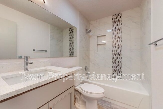 Building Photo - 10205 Las Casitas St NE