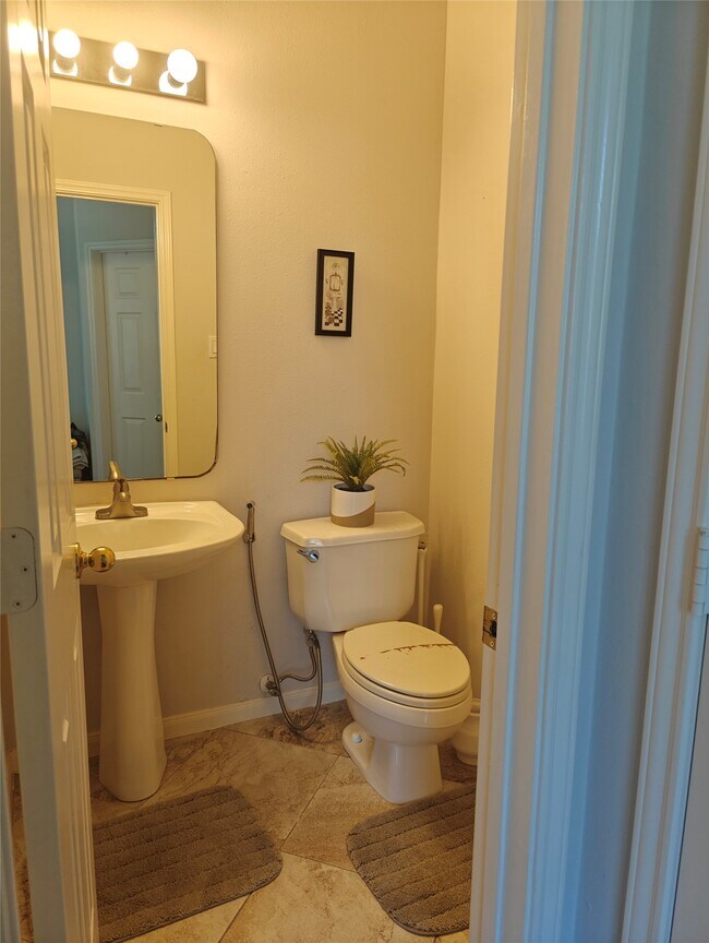 Building Photo - 5902 Mettler Ln