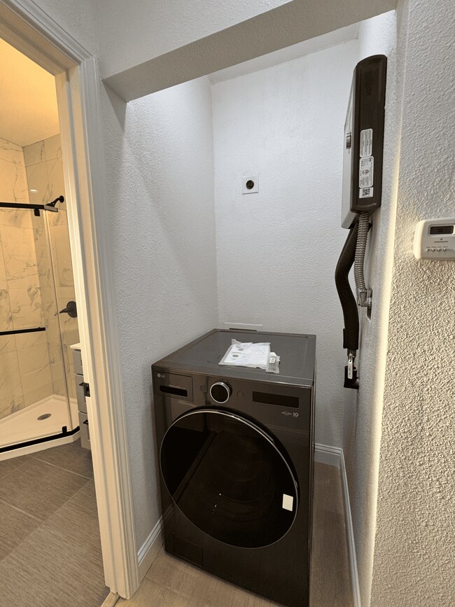 Building Photo - 1053 Brommer St