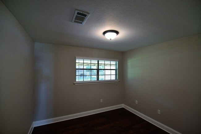 Building Photo - Newly renovated home in Beau Village Subdi...