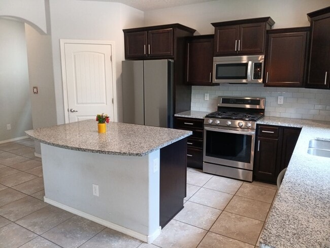Building Photo - 5 Bedroom, 3 Bathroom Home! Schedule a Showing Today!