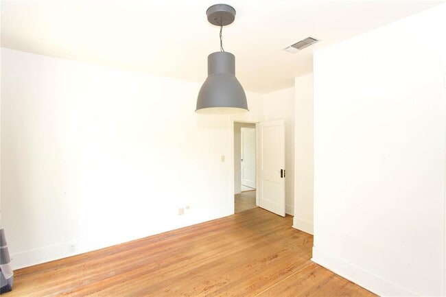 Building Photo - 201 W 33rd St