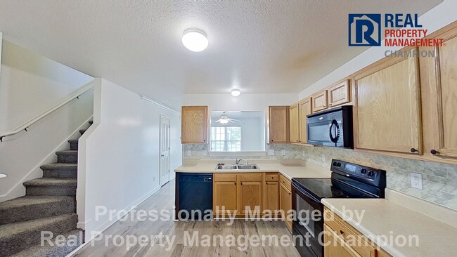 Building Photo - 2 BD/1.5 BA Townhome with Convenient Jacksonville Location