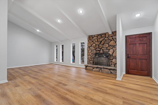 Building Photo - Spacious 3 Bed / 3 Bath Home in Valley View School District!