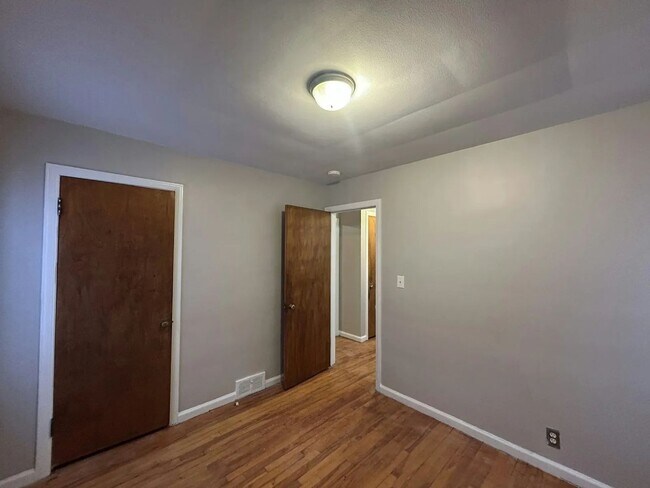 Building Photo - Charming Detroit Bungalow