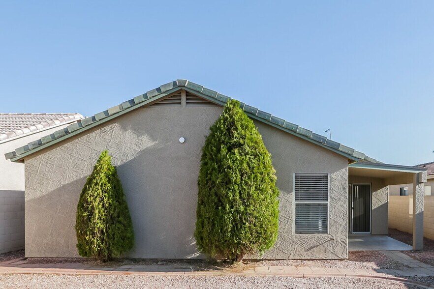 Building Photo - 10859 W Windsor Ave