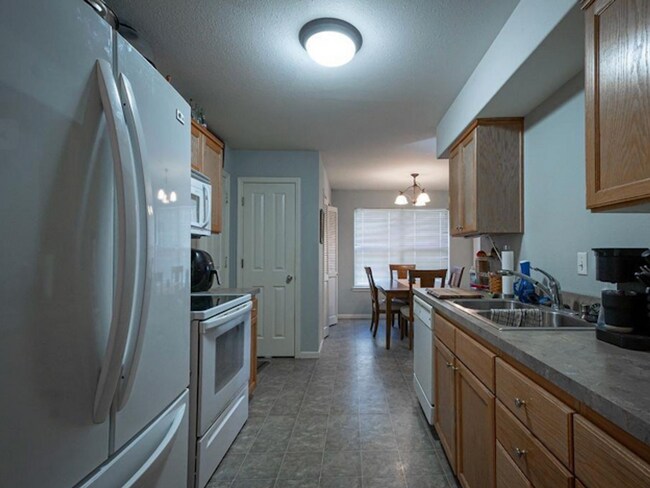 Building Photo - 3 bedroom 3 bath in Shawnee Heights