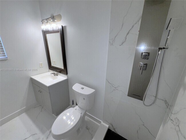 Building Photo - 2933 SE 2nd Dr