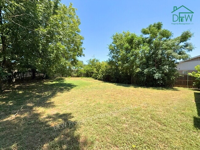 Building Photo - Spacious 3-Bed / 2-Bath Home with Large Fenced Backyard in Quiet Benbrook Neighborhood