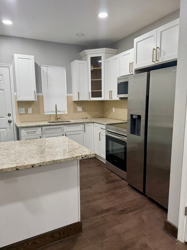 Building Photo - 3 Bed 1.5  Bath