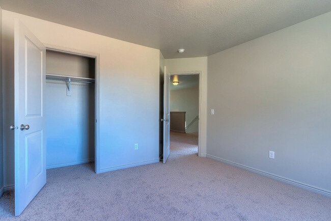 Building Photo - 4 Bedroom End Unit in Sienna Hills! Small Dog Friendly!