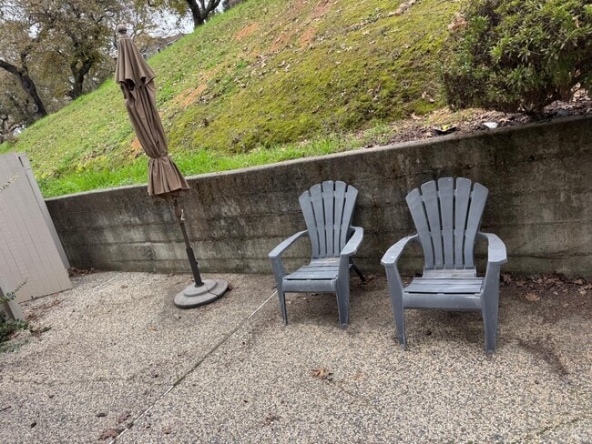 Building Photo - 33 Lakeview Ct