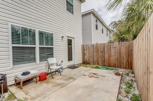 Building Photo - 9009 Banyan Beach Dr