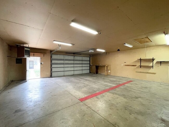 Building Photo - 3 Bedroom With Oversized Garage